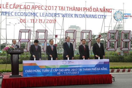 Chủ tịch nước Trần Đại Quang cùng lãnh đạo TP. Đà Nẵng bấm nút khởi động đồng hồ đếm ngược chào mừng Tuần lễ Cấp cao APEC 2017.